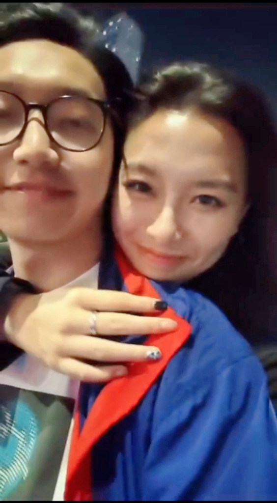 一个不怎么好看但是很甜很亲密的合照